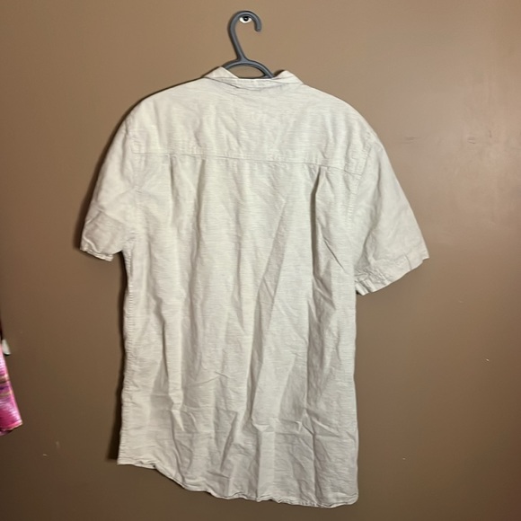 Linen blend short sleeved dress shirt buttons. B5 - Picture 4 of 4